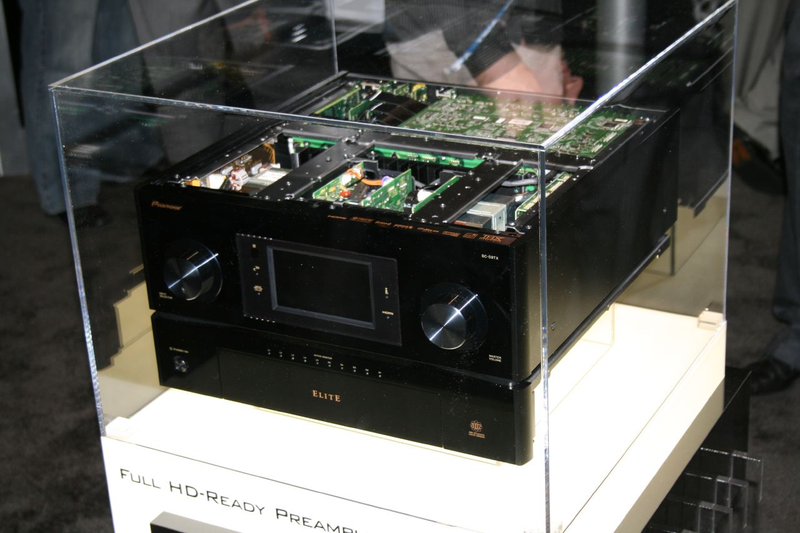 Illustration for article titled Pioneer Elite SC-09TX Amp and Receiver Kicks Audio Arse